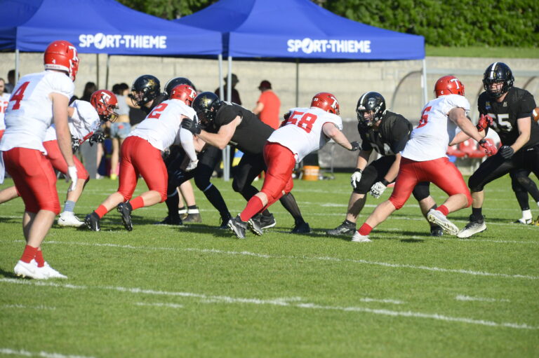 D-Line der Red Tigers beim Pass Rush im Red Tigers Rangers Spiel kurz nach dem Snap