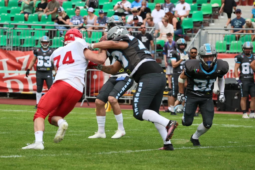 Patrick Karajordanov Red Tigers Interception Huskies Wels 2026 – Red Tigers Lineman Nr. 74 setzt Huskies-Quarterback unter Druck