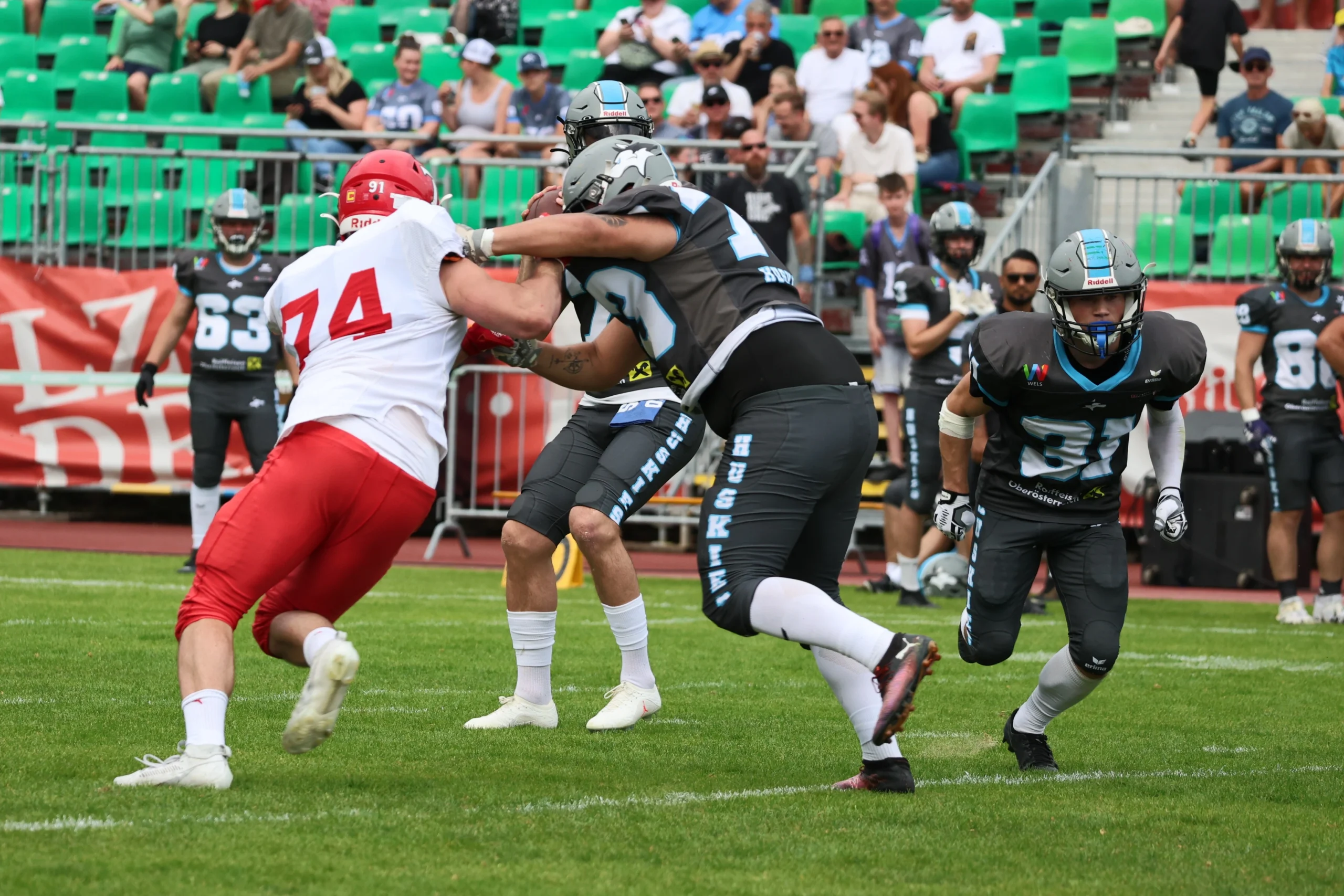 Red Tigers vs. Huskies Wels – AFL DIV I Spielbericht 2026 Patrik Karajordanov Red Tigers Interception Huskies Wels 2026 – Red Tigers Lineman Nr. 74 setzt Huskies-Quarterback unter Druck