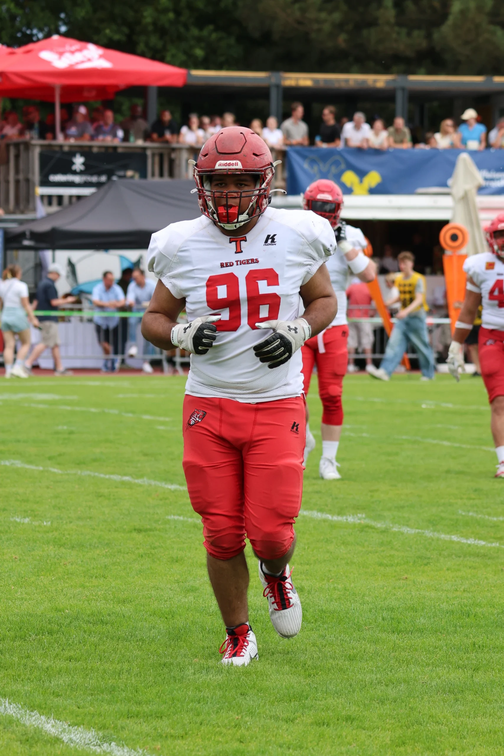 Red Tigers Spieler Nr. 96 beim Einlaufen – Gameday Wels 2026 Red Tigers Spieler Nr. 96 joggt aufs Spielfeld – bereit für den Einsatz gegen Huskies Wels