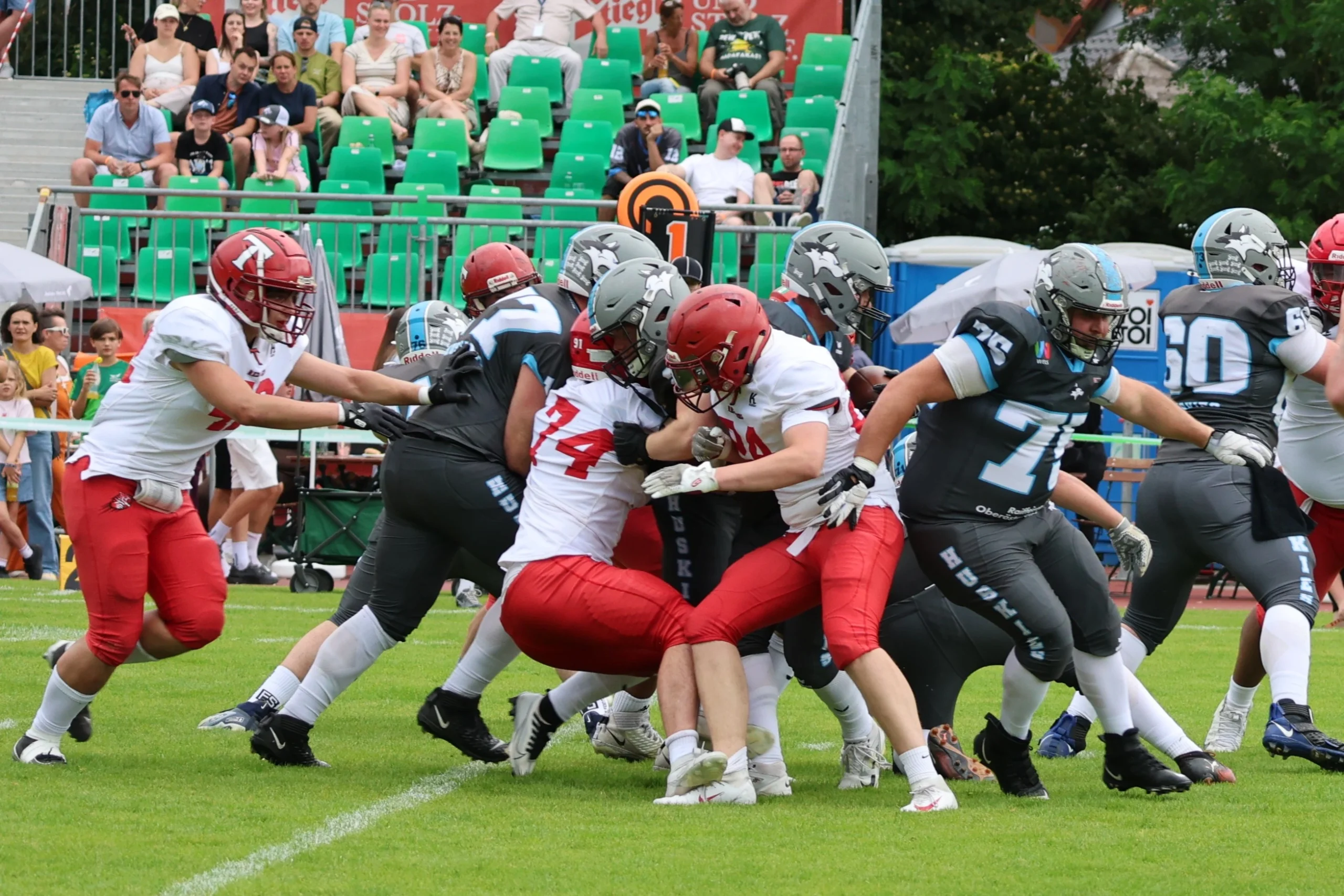 Red Tigers Defensive Line vs. Huskies Wels Red Tigers Defensive Line kämpft sich durch die Huskies-Offense beim Spiel in Wels 2026
