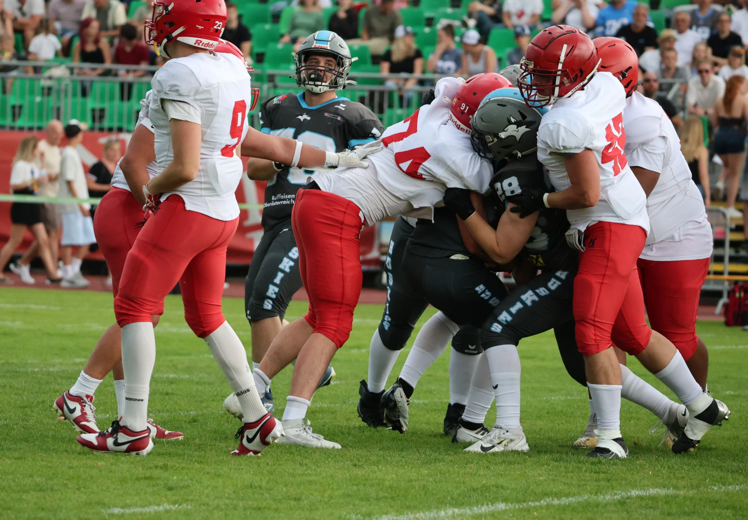 Red Tigers Defense im Einsatz gegen Huskies Wels Red Tigers Defensive setzt Huskies Wels Ballträger Nr. 28 gemeinsam unter Druck – AFL DIV I 2026