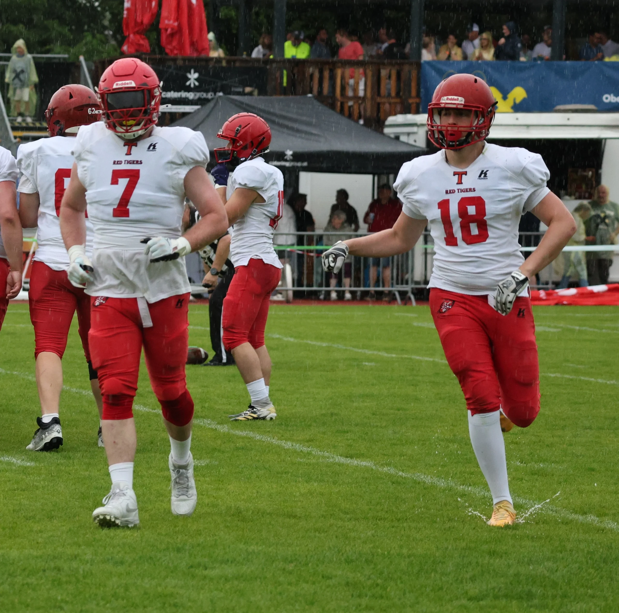 Red Tigers Gameday – Aufwärmen im Regen in Wels Red Tigers Spieler Nr. 18 und Nr. 7 beim Aufwärmen im Regen vor dem Spiel gegen Huskies Wels 2026