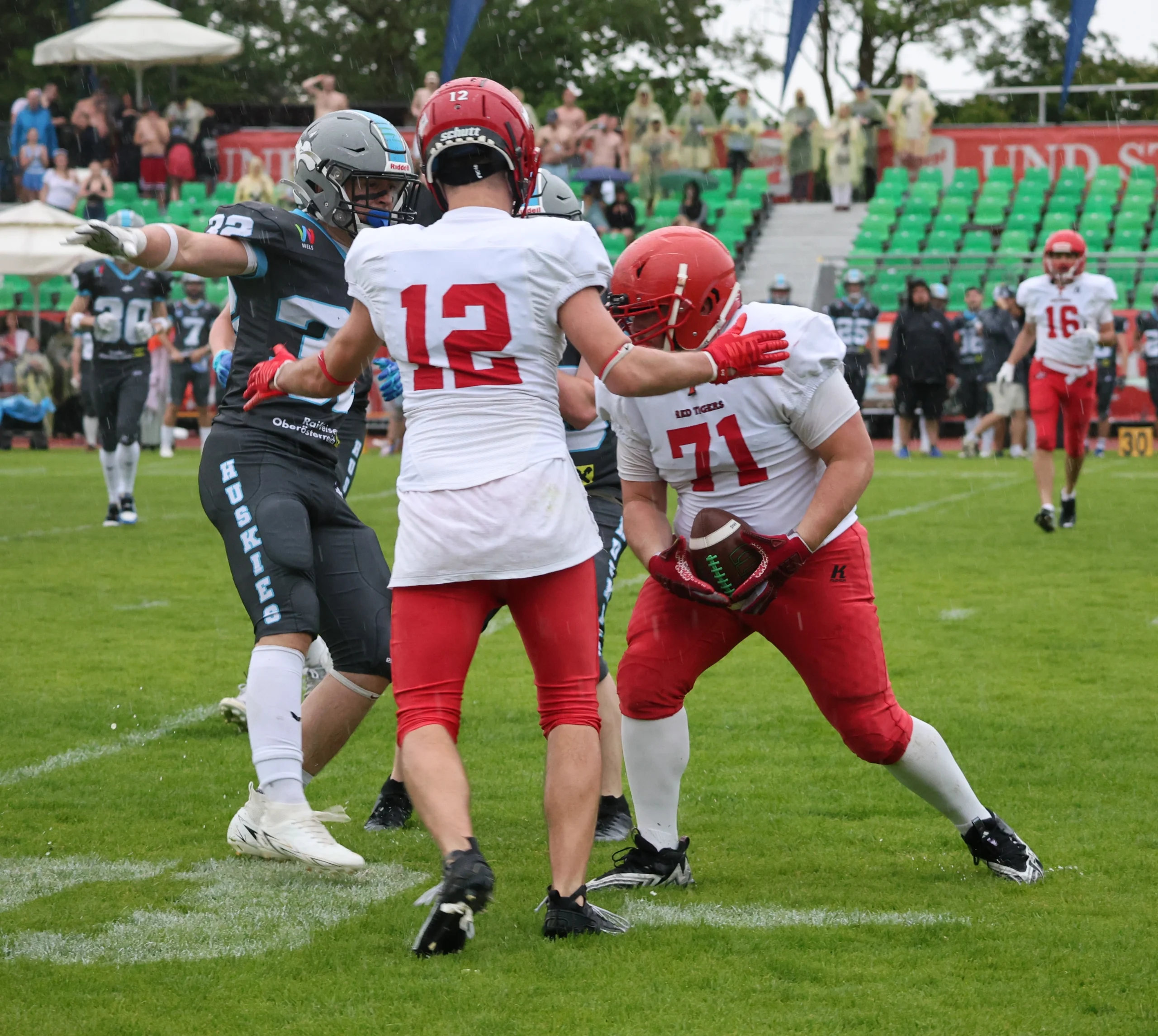 Red Tigers in Action vs. Huskies Wels – AFL DIV I 2026 Patrik Karajordanov Red Tigers Interception Huskies Wels 2026 – Nr. 71 hält den Football im intensiven Spiel gegen die Huskies fest
